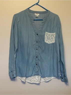 Woman’s Wrangler Light Blue Shirt with Lace Pocket and Lace Back. Size Large